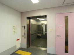 清潔なエレベーターホール