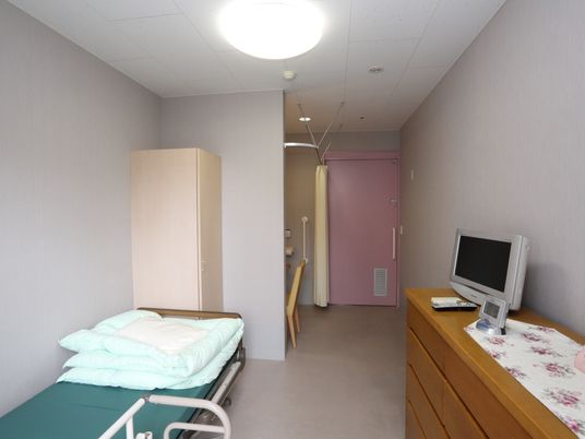 居室のベッドと家具