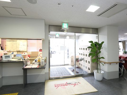 明るいエントランスと受付