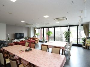 広々とした居心地の良いラウンジ