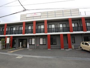 赤いアクセントのある建物外観
