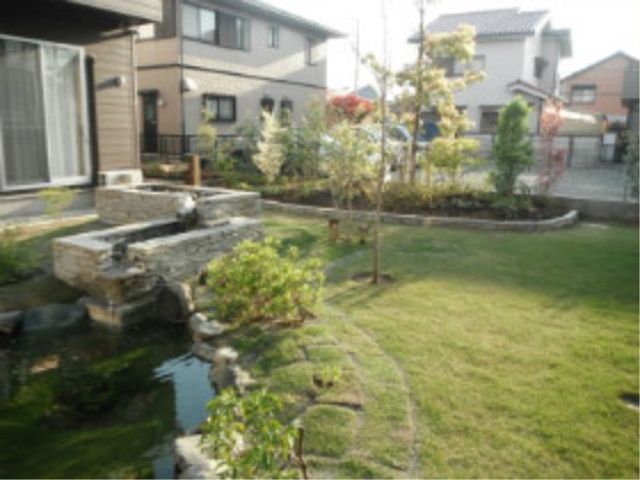 緑あふれる綺麗な庭 庭 ゆったりとした時間が流れる中庭は、居心地の良さが伝わります。日々の憩いの場として、ご利用者に安らぎを提供しています。