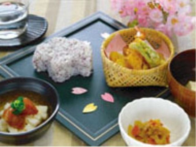和風の美味しそうな料理 食事 和のテイストを取り入れた彩り鮮やかな食事です。手作り感のあふれる料理で心も体も元気になります。
