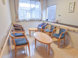 暖かい雰囲気の待合室