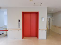 赤い扉のエレベーター前