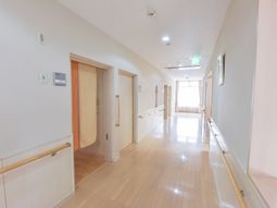 明るい通路と部屋の扉