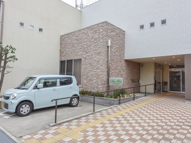 エントランスの外観 外観 バリアフリー設計のエントランスは、来訪者を暖かく迎え入れます。明るく開放的な空間が、安心感を与えることでしょう。