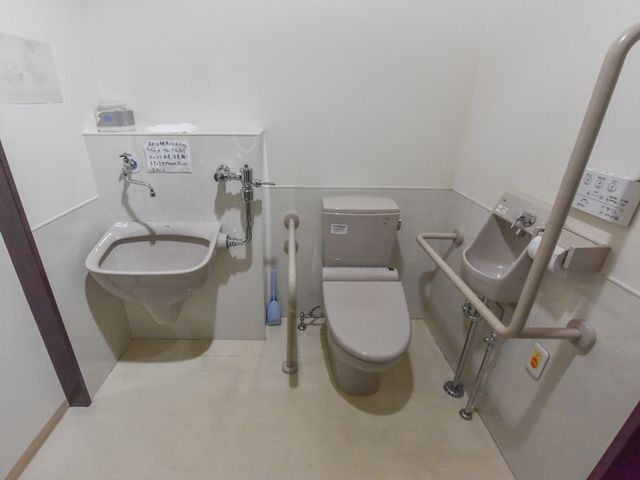 バリアフリートイレの設備 トイレ 手すり付きのトイレは、安全かつ快適にご利用いただける工夫がされています。清潔感のある空間で、利用者様の快適さを支えます。