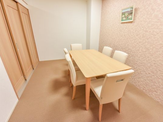 木製テーブルのある居室