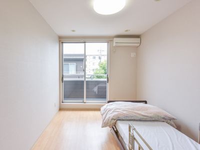 明るい個室の居室