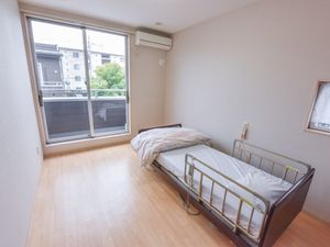 居室のベッドと窓