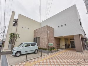 明るい外観の建物エントランス