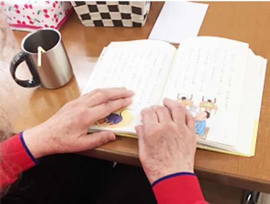 手を添えた本のテーブル