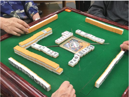 歓談中の娯楽室