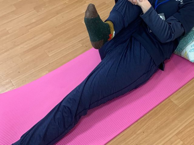 運動するスタッフの様子 機能訓練室 自然光が入る暖かい空間で、スタッフの方がリラックスして運動されています。