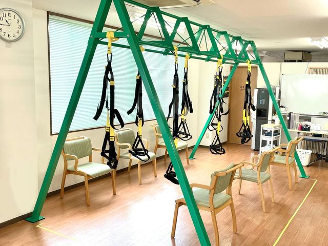 機能訓練設備のある室内 機能訓練室 自然光が入る明るいトレーニングエリアです。機能訓練設備が整った空間で、快適に利用できます。