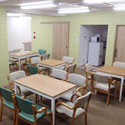家具が整ったダイニングルーム