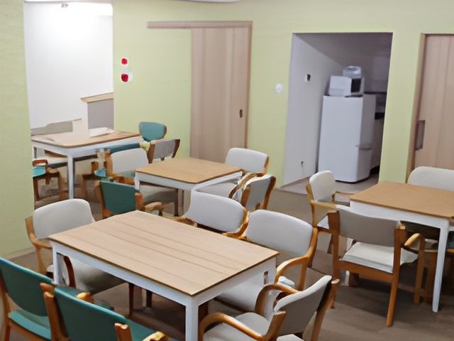 家具が整ったダイニングルーム ダイニングルーム 自然光がお部屋に差し込み、心地よく食事を楽しめる広々とした空間です。車椅子でも移動がスムーズです。