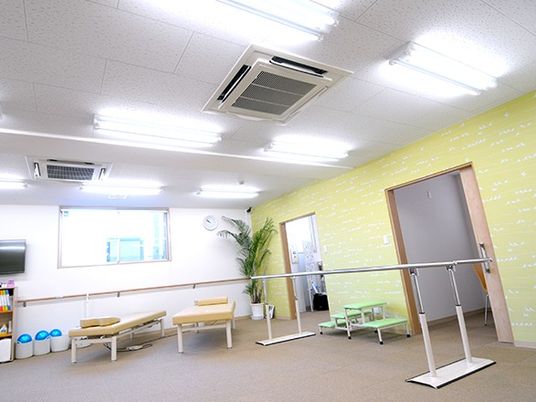機能訓練室の明るい室内  