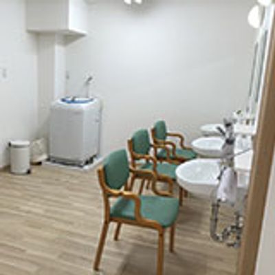 洗面台と椅子のある部屋