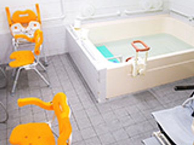 明るい浴室設備 浴室 明るく清潔な浴槽があり、調整可能な椅子で介助がしやすくなっています。