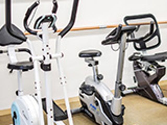 フィットネス器具のある部屋 機能訓練室 フィットネス器具が整ったエリアで、利用者はリハビリや運動に取り組むことができます。