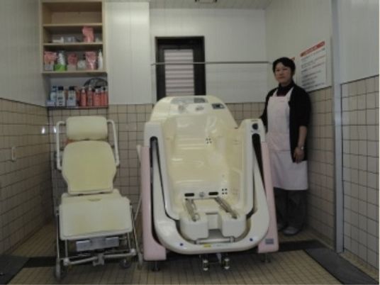充実した浴室とスタッフ姿