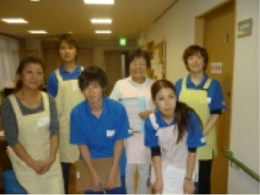 スタッフチームと利用者の和やかな様子