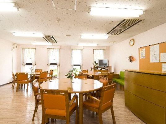 広々とした明るい食堂