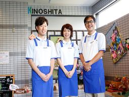 スタッフ3名とエントランス