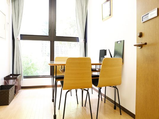 明るい居室のテーブルセット