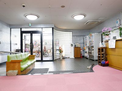 明るいエントランス風景