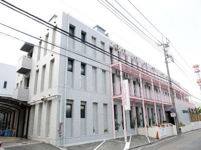 清潔感のある明るい建物外観