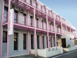 ピンク色の建物外観