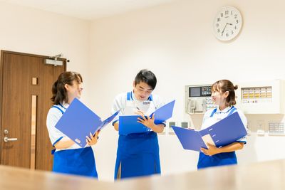 スタッフが打ち合わせをする中庭
