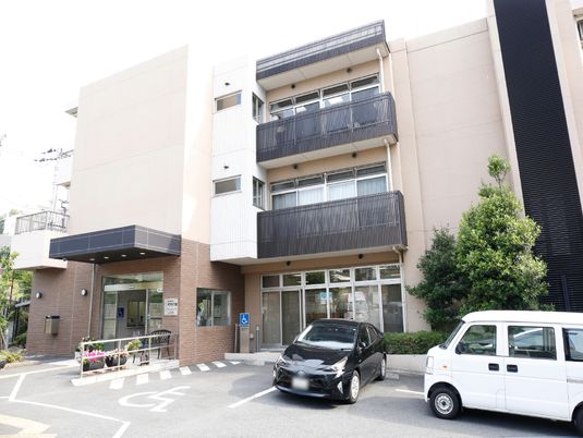 清潔感ある建物エントランス