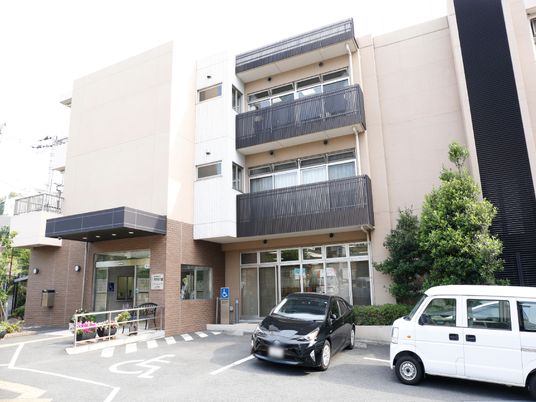 清潔感ある建物エントランス