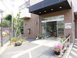 エントランスの明るい風景