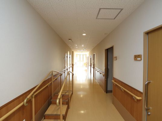 廊下の明るい通路