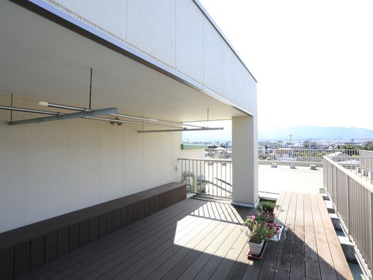 広々としたバルコニー空間