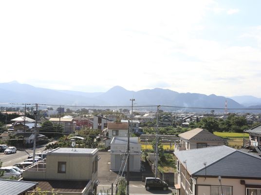 山々と街並みの眺望