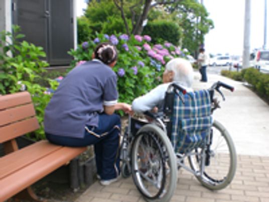 ベンチと車椅子の風景
