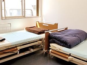 ベッドが並ぶ居室  