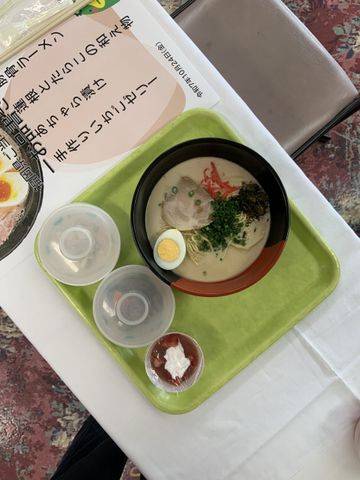 食事トレイ上の料理