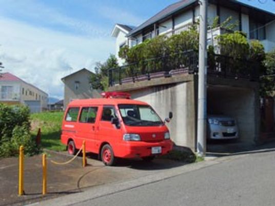 送迎車が停まる外観  