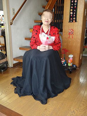 階段前の女性
