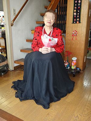 階段前の女性