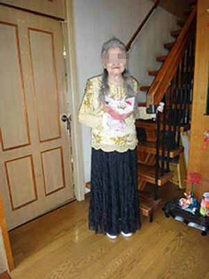階段前の女性