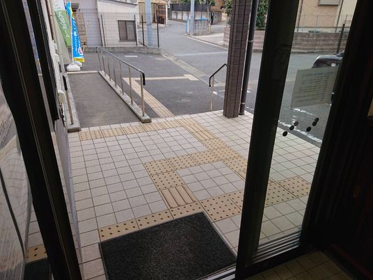 出入口のスロープ