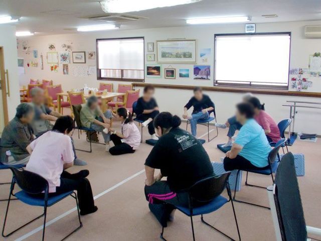 アクティビティ中の部屋 多目的室 参加者が集まり、楽しくアクティビティをしている様子です。和やかな雰囲気の中で過ごしています。